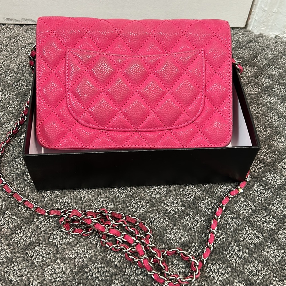 Pink wallet on a chain - Picture 4 of 4